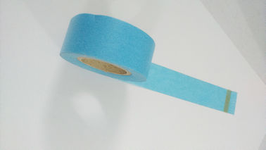 Imprägniern Sie das blaue selbsthaftende Kreppband des Farbkrepppapiers, das in der Deckenreparatur benutzt wird