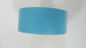 Imprägniern Sie das blaue selbsthaftende Kreppband des Farbkrepppapiers, das in der Deckenreparatur benutzt wird