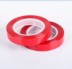 Rotes Papierklebeband in der Vielzahl von Fördermaschinen mit verschiedenen klebenden Systemen
